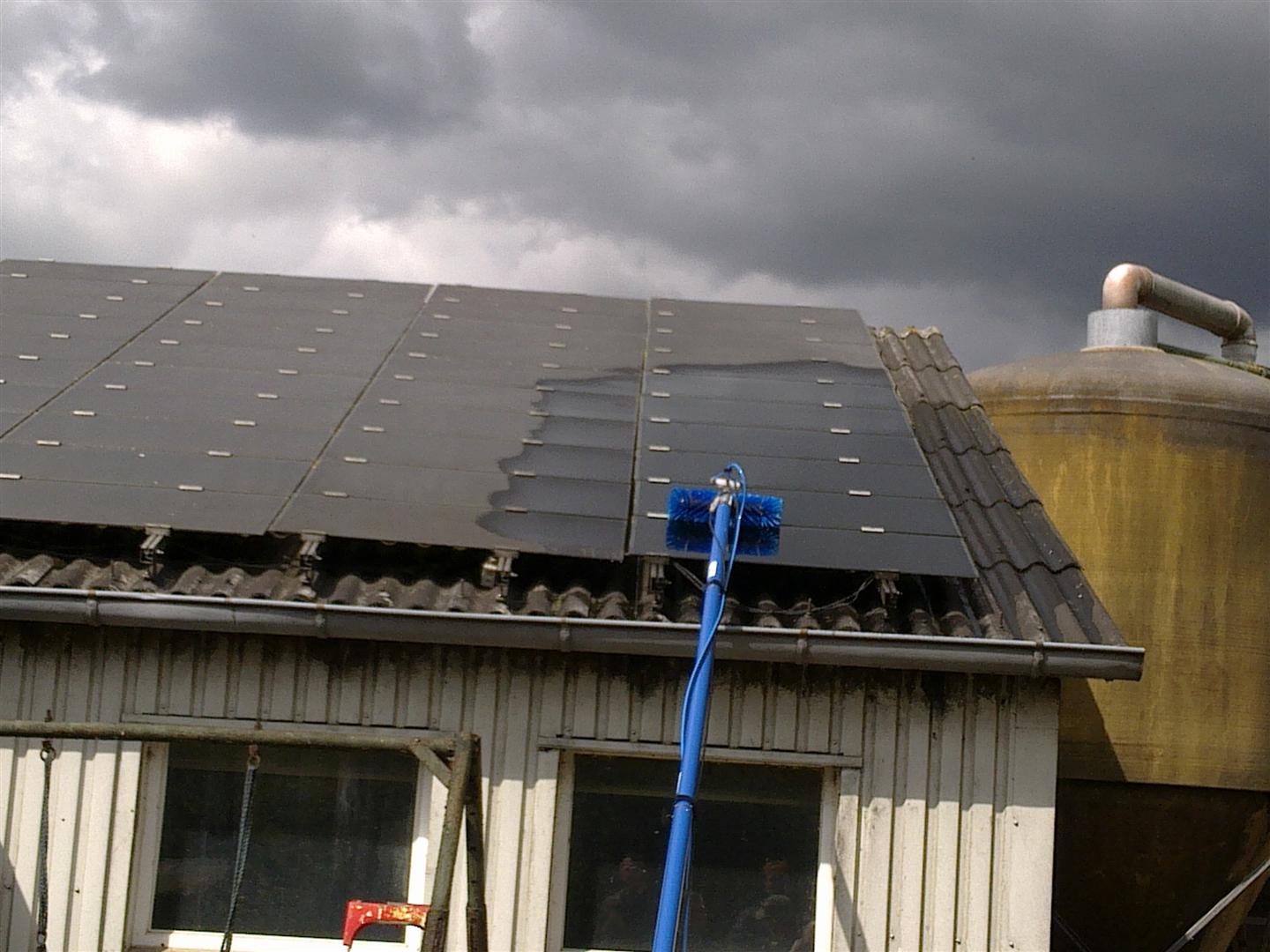 Reinigung einer Solaranlage mit PURAQLEEN und rotierender B&uuml;rste ROTAQLEEN